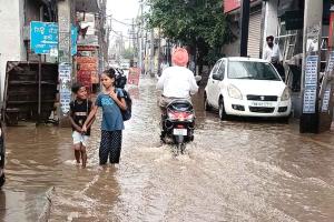 Heavy Rain News: भारी बरसात से मौसम हुआ सुहावना, उमस से मिली राहत
