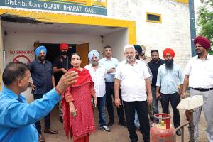 कैबिनेट मंत्री ने गैस एजेंसियों में मारा छापा