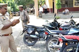 Traffic Challan: एसडीएम कार्यालय के बाहर खड़ी बाइकों के किये चालान