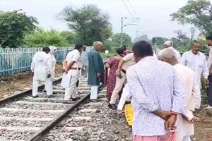 रिटायर्ड पुलिस कर्मचारी ने ट्रेन के आगे कूदकर दी जान
