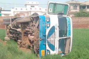 Roadways Bus Accident: अनियंत्रित होकर रोडवेज बस पलटी, चालक व सवारियां घायल