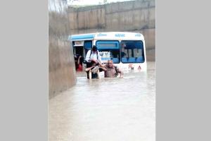 Haryana Roadways: भारी बारिश के कारण पानी में फंसी हरियाणा रोडवेज, फतेहाबाद पुलिस ने यात्रियों को सुरक्षित निकाला