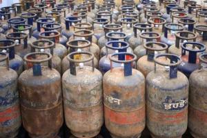 LPG Price Cut 2025: कमर्शियल सिलेंडर सस्ता, इतने रुपए घटी कीमतें, उज्ज्वला परिवारों को 300 रुपये सब्सिडी