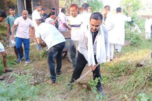 विधानसभा अध्यक्ष हरविन्द्र कल्याण ने प्रधानमंत्री के जन्मदिन पर सेवा पखवाड़े के तहत कंबोपुरा में युवाओं संग चलाया सफाई अभियान