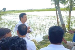 गुहला-चीका में बाढ़ प्रभावित किसानों-मजदूरों से मिले रणदीप सुरजेवाला