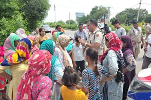 झज्जर में जल भराव से परेशान महिलाएं उतरी सड़कों पर, बदली रोड किया जाम