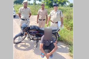 चोरी मामले में एक आरोपी गिरफ्तार, चोरी के पैसों से खरीदी गई मोटरसाइकिल भी बरामद