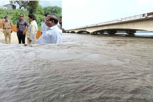शांत होने का नाम नही ले रही यमुना में उफनती लहरें