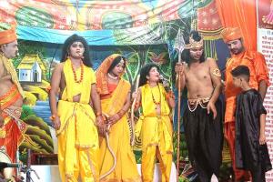 Ramlila: सरयू तट का अद्भुत मंचन, रामलीला में गूँजा सेवा और भक्ति का संदेश