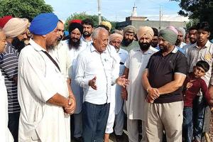 मंत्री ने कमजोर तटबंधों पर लगवाई रेत की बोरियां