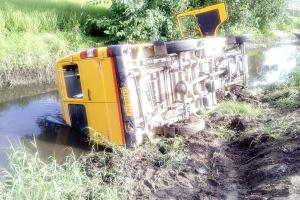 गंदे नाले में पलटी स्कूल वैन, 21 बच्चों को निकाला बाहर