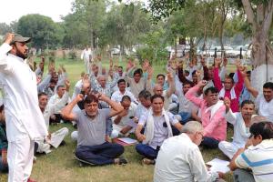 भिवानी व दादरी जिलों के पैक्स कर्मचारियों ने काम किया बंद, धरने पर बैठे