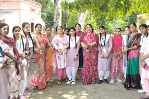 मेंहदी लगाकर छात्राओं ने दिखाई अपनी कला की झलक