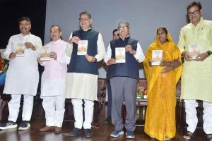 Dr. Satish Poonia’s Book Released: डॉ. सतीश पूनियां की पुस्तक ‘अग्निपथ नहीं जनपथ’ का विमोचन