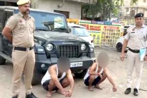 चलती थार गाड़ी की खिड़की से पेशाब करने वाला व गाड़ी चालक काबू