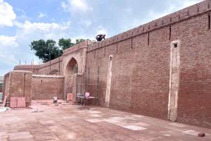 1854 में बने किलाजफरगढ़ के किले की सवा चार करोड़ से बदलेगी सूरत, राजस्थान से आए कारीगर जुटे