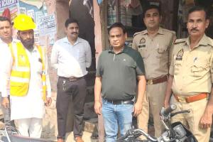 मदरसा मार्किट में विजिलेंस व विद्युत विभाग की छापेमारी, चार दुकानों में पकड़ी चोरी
