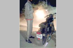 दभेड़ी खुर्द चौकी प्रभारी जितेंद्र त्यागी ने सीज की पटाखा बुलेट