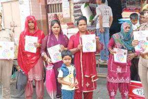 Mission Shakti बाजारों में पहुंचकर महिलाओं को बांटे पंपलेट
