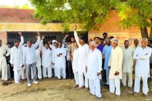 जोगीवाला में किसानों ने बिक्री केंद्र पर जड़ा ताला