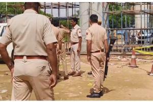 बाइक पर सवार दो युवकों ने शराब ठेके पर की फायरिंग दुकानदारों में भय का बना माहौल