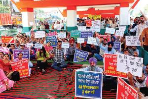 सरकारी आईटीआई के ठेका कर्मचारियों ने कैबिनेट मंत्री की कोठी के नजदीक दिया धरना