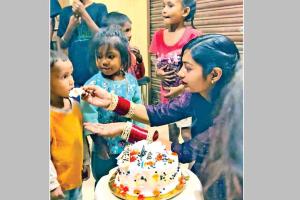 जरूरतमंद लोगों की मदद कर मनाई शादी की सालगिरह