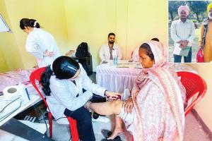 Free Medical Camp: मुफ्त इलाज और दवाएं मिलने पर मरीजों ने जताया आभार