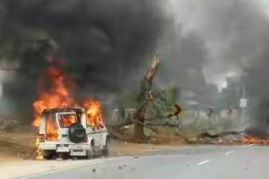 चलती कार में लगी आग, चालक व परिचालक सुरक्षित