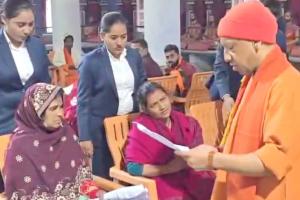 CM Yogi Adityanath: आर्थिक तंगी से न रुके किसी का इलाज, CM योगी का अधिकारियों को निर्देश