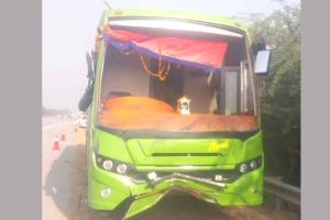 Greater Noida Bus Accident: यमुना एक्सप्रेसवे पर डबल डेकर बस पलटी, 14 यात्री घायल