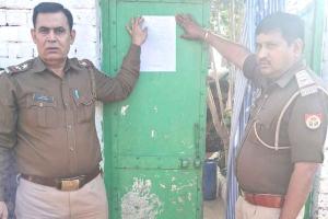 दुष्कर्म के मामले में वांछित आरोपी के घर कुर्की उद्घोषणा नोटिस चस्पा