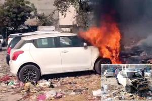 कूड़े के डंप में लगी आग से कार जली, फायर ब्रिगेड ने अन्य वाहन बचाए  