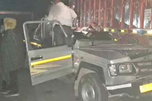 Road Accident: शादी से लौट रहा था कैटरिंग स्टॉफ, खड़े ट्राले में घुसी क्रूजर, 3 की मौत, 6 गंभीर