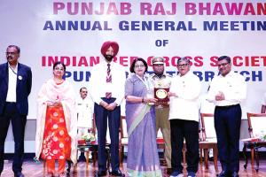 सरकारी महिंद्रा कॉलेज को युवा रेडक्रॉस फंड में तीसरे स्थान का पुरस्कार
