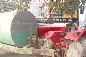 पानी से भरे टैंकर-ट्रैक्टर व निजी बस में भीड़ंत