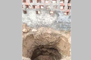 भाकरां में टूटी पाइपलाइन से 15 दिनों से बह रहा हजारों लीटर पानी व्यर्थ, भूमि कटाव से बना गहरा गड्ढा, दिवार गिरने का खतरा