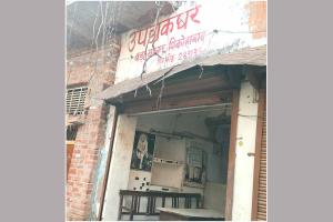 तीन माह से अंधेरे में कार्य करने को मजबूर हो रहे हैं उप डाकघरकर्मी