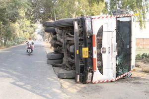तरावड़ी में लगातार तीन ट्राले पलटे, धान की बोरियां सड़क पर बिखरीं