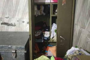 रात्रि को घुसे घर में, नकदी व जेवरात चोरी कर भागे