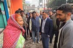 वोटर लिस्ट सुधार व कूड़ा कलेक्शन की जांच को घर-घर पहुंचे डीएम-कमिश्नर