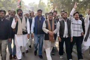 Congress Protests: सतीपुरा आरओबी डिजाइन में फेरबदल के खिलाफ कांग्रेस उतरी सड़क पर