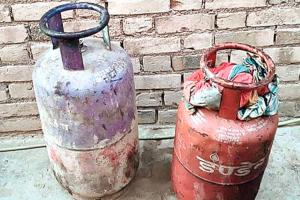 सिलेंडर में गैस भरते हुए लगी आग दो महिलाओं सहित 5 घायल