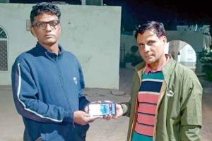 Honesty: शाह सतनाम जी अस्पताल के बिजली मैकेनिक ने मोबाइल लौटा कर दिखाई ईमानदारी