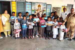 Welfare Works: जींद की साध संगत के 134 वे मानवता भलाई कार्य के तहत बच्चों को कपड़े व जूते व स्टेशनरी वितरित किए