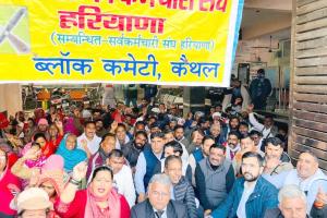 सफाईकर्मियों ने लंबित मांगों को लेकर किया धरना-प्रदर्शन, विधायक आदित्य सुरजेवाला ने भी लिया धरने में हिस्सा