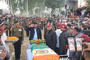 Martyr: एयरक्राफ्ट बेस पर तैनात जवान मनीष कुमार का निधन, पूरे सैन्य सम्मान के साथ हुआ अंतिम संस्कार