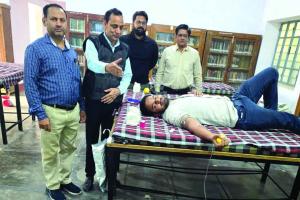 Blood Donation Camp: रक्तदान शिविर में की सहभागिता