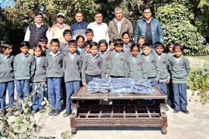 Welfare Work: जरूरतमंद बच्चों को सर्दियों से बचाने का भरसक प्रयास, जर्सियां की वितरित