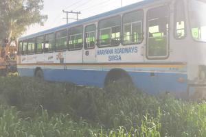 Haryana Roadways News: रोडवेज बस में ड्राइवर-कंडक्टर में झगड़ा, दड़बा कलां के पास खाई में उतरी बस